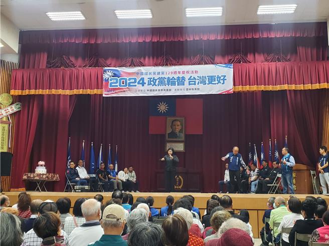 云林县长张丽善（发言者）表示，蓝白合露出曙光，符合6成民意，大家都松口气，希望连同云林目前2席民进党立委也一同下架。（周丽兰摄）