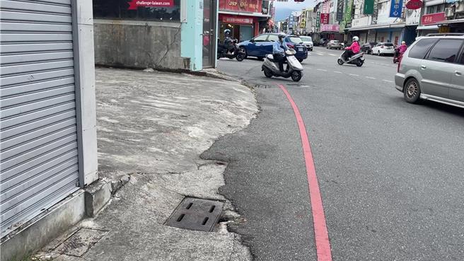 台东赤膊男在新生路和正气路口（如图）做伏地挺身。（蔡旻妤摄）