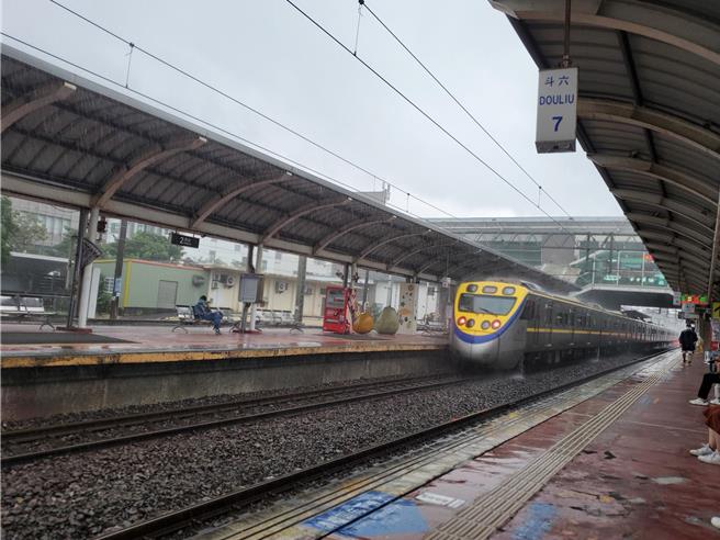 云林TPASS将在今年12月26日提前上路测试，其中火车部份可以搭县内5站，至于跨县到彰化或嘉义，将以加购方式处理。（周丽兰摄）