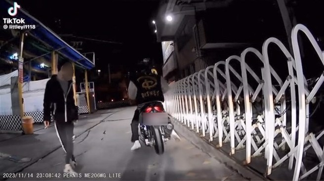 车主将机车借给朋友骑，亲眼目睹在他前面摔车。（爆料公社）