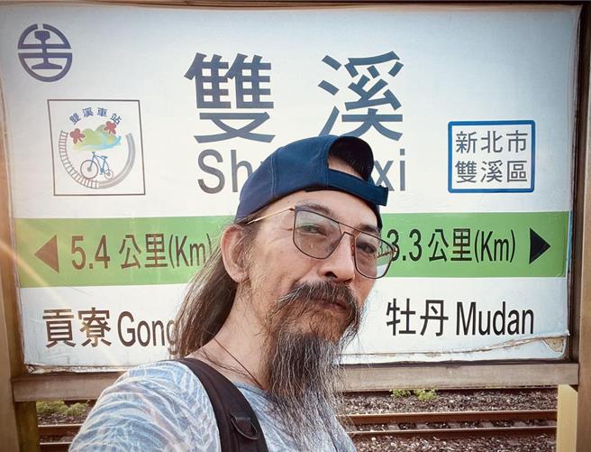 来自东北角双溪导演陈长志，16日以台湾维新党身分登记参选新北市12选区立委，打破蓝绿对决的局面。（翻摄陈长志脸书）