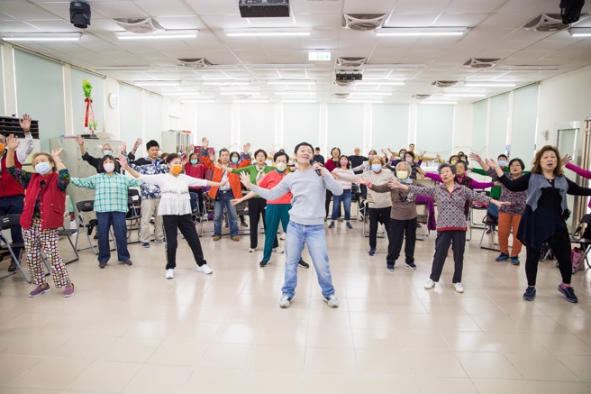 「OUTREACH戏剧工作坊」由演员高铭谦带领乐龄长辈练习并表演戏剧和歌舞片段，体验表演者要上台的准备工作。(照片/两厅院提供)