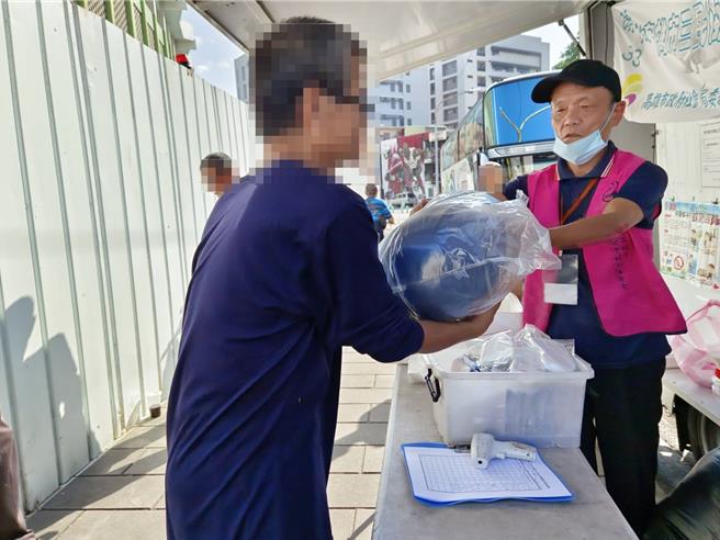 首波大陆冷气团袭台，高雄市社会局16日在高雄技击馆进行例行街友外展服务，送出睡袋协助街友抵御。（林雅惠摄）