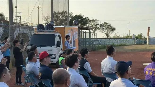台中棒球場地缺乏擴音設備，日前有立委參選人宣傳車開進棒球場內引發爭議。（林靜儀團隊提供／張亦惠台中傳真）