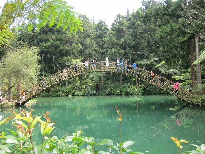 溪头自然教育园区每到假日都吸引许多登山健行旅客前往，导致151线道交通壅塞难行。溪头自然教育园区提供