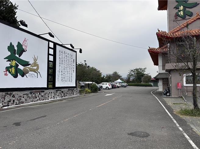 县府建议民眾周六日先将车停到南投鹿谷茶业文化馆喝喝杯好茶，再搭免费接驳车上溪头健行。南投县政府提供