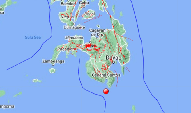 菲律宾17日下午发生强震，震央在南部民答那峨岛以南海域。（翻摄菲律宾火山暨地震研究所官网）