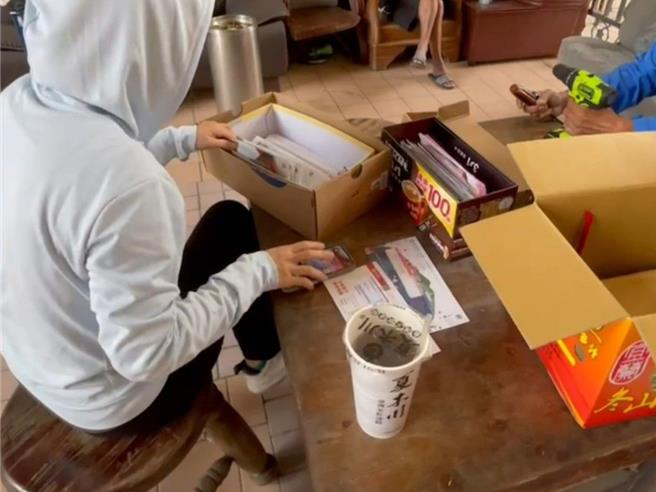 高雄楠梓区一处大楼住户，受管委会纠纷影响失去管理员，无人收领邮件要由住户自行翻找。（住户提供／任义宇高雄传真）