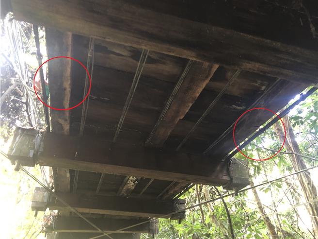 霞喀羅白石吊橋出現橋面破損情形，林業署新竹分署17日例行巡查後發現狀況，隨即宣布暫停通行。（林業署新竹分署提供／邱立雅竹縣傳真）