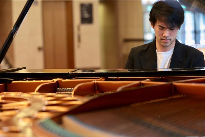 相隔5个月，萧邦国际钢琴大赛首奖得主、加拿大籍华裔钢琴家刘晓禹再度来台。（郭吉铨摄）