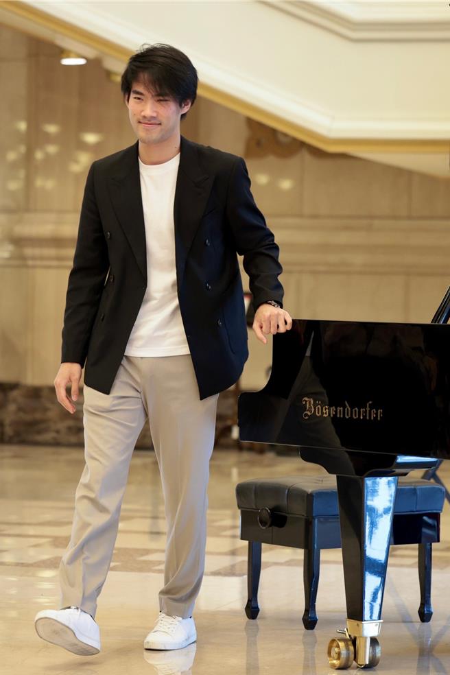 钢琴家刘晓禹热爱美食，已先去台北的小笼包名店用餐，记者会后又直奔珍珠奶茶名店。（郭吉铨摄）