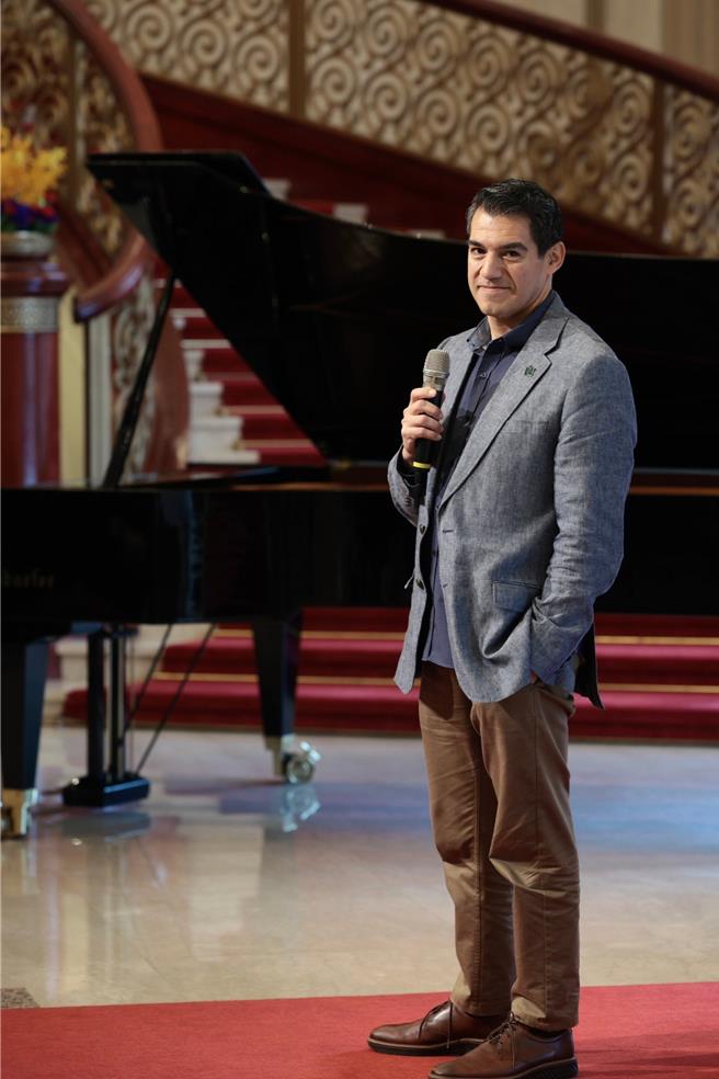 秘鲁指挥家米格尔．哈斯－贝多亚曾赢得艾美奖又获葛莱美奖提名，擅于雕琢音色，对迥然不同的曲目，都有完美的诠释，指挥生涯超过30载。（郭吉铨摄）