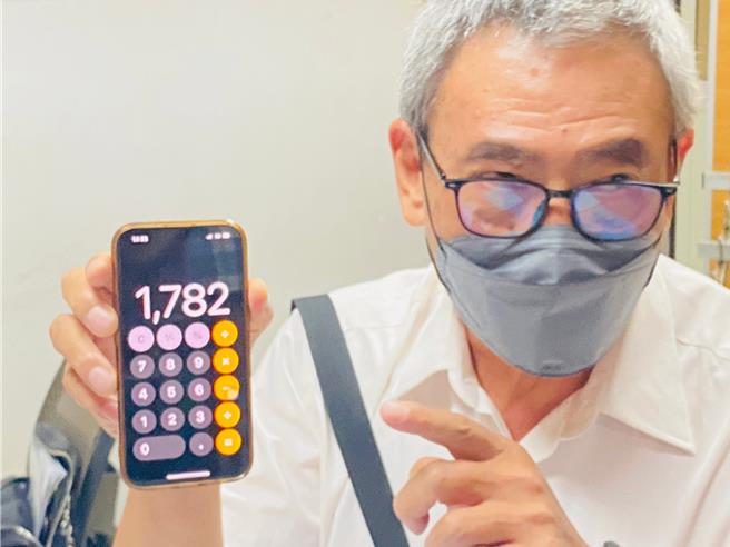 王男发现遭中华电信溢收宽频上网费用，经争取后共获得1782元退款。（孙英哲摄）