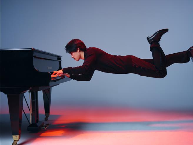 萧邦国际钢琴大赛首奖得主刘晓禹，今年录制出版《浪潮》专辑，收录拉摩、拉威尔、阿尔肯等作品。  （©ChristophKoestlin，DG提供／李欣恬台北传真）