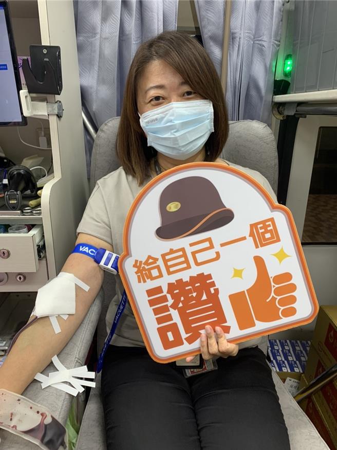 高鐵嘉義站今天舉辦「寒冬送暖．捐血傳愛」活動，員工熱情捐血。（高鐵嘉義站提供／廖素慧嘉縣傳真）