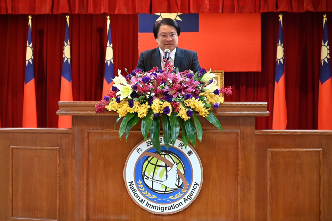 林右昌部长在移民特考第11期结训典礼勉励新进移民官。（内政部提供）