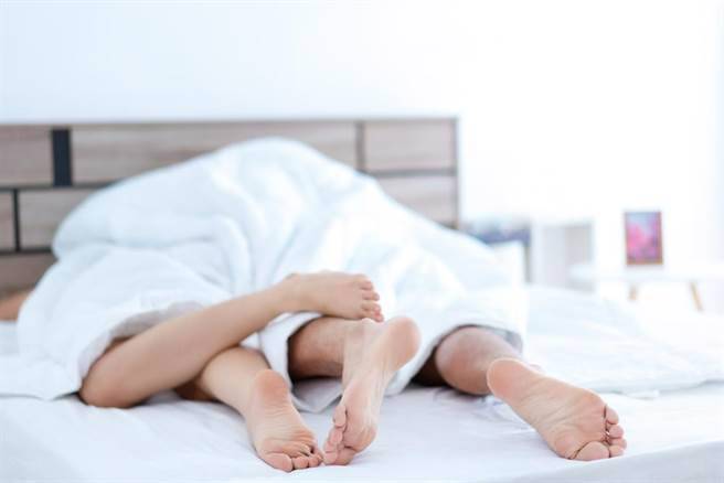 中市人夫2023年5月22日到老婆何女住处，惊见妻、女竟与1名陌生男人同床共眠，该名张姓男子睡中间，与妻相拥亲密共枕，他怒告两人连带求偿，法官判赔30万元。（本报资料照片／陈淑芬台中传真）