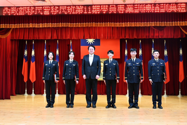 内政部林右昌部长(左3)颁奖本期成绩优秀学员，受奖人员（由左至右）为赵佩㚬（左1）、陈巧怡（左2）、郭家甄（左4）、简君玮（左5）、王群智（左6）。(内政部提供)