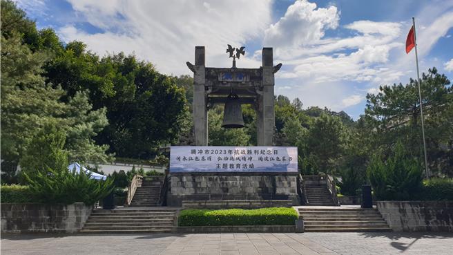 抗日战争腾衝光復后，为了纪念阵亡将士及死难民眾，时任国民政府委员兼云贵监察使的李根源倡议兴建陵园。园内立有3346块腾衝战役阵亡将士及19名盟军将士墓碑；另外还安葬有从缅甸南坎、腊戌、芒友等地迁于此的远征军将士遗骸；新建有长60公尺、高4公尺的大型浮雕石墙一座、铜雕像10组；中国远征军抗日将士纪念碑一座。（蓝孝威摄）