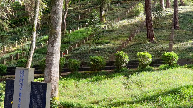 抗日战争腾衝光復后，为了纪念阵亡将士及死难民眾，时任国民政府委员兼云贵监察使的李根源倡议兴建陵园。园内立有3346块腾衝战役阵亡将士及19名盟军将士墓碑；另外还安葬有从缅甸南坎、腊戌、芒友等地迁于此的远征军将士遗骸；新建有长60公尺、高4公尺的大型浮雕石墙一座、铜雕像10组；中国远征军抗日将士纪念碑一座。（蓝孝威摄）