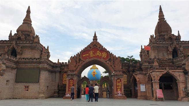 「一寨两国」景点距离瑞丽市区约10余公里，位于有名的中缅边境71号界碑旁，是典型的「一个寨子两个国家」地理奇观。（蓝孝威摄）