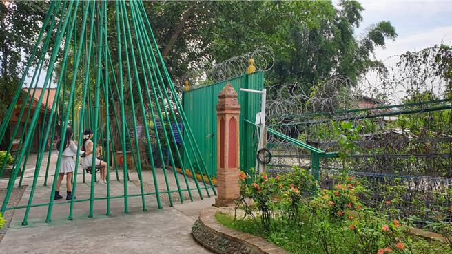 「一寨两国」景点距离瑞丽市区约10余公里，位于有名的中缅边境71号界碑旁，是典型的「一个寨子两个国家」地理奇观。（蓝孝威摄）