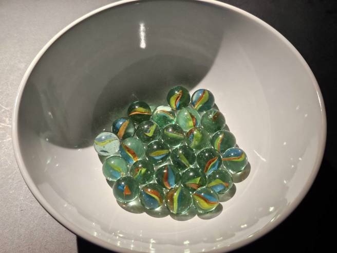 受刑人会把玻璃制品磨成圆型。(游定刚拍摄/示意画面)