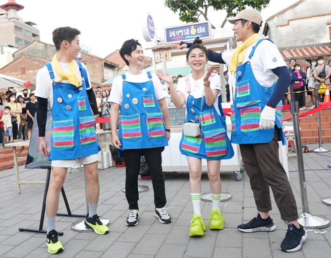 博恩（左2）帮忙夏和熙（左起）、王彩桦、胡宇威在夜市摆摊。（三立提供）