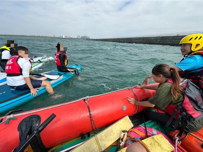 台南应用科大运休系学生17日到渔光岛进行SUP立式划桨实作课程，遭受离岸流带离岸边且风势过大，造成16人体力不支无法回程。(读者提供／曹婷婷台南传真)