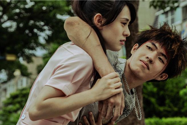 邱偲琹（左）和郭方儒因拍戲進而交往。（東森提供）