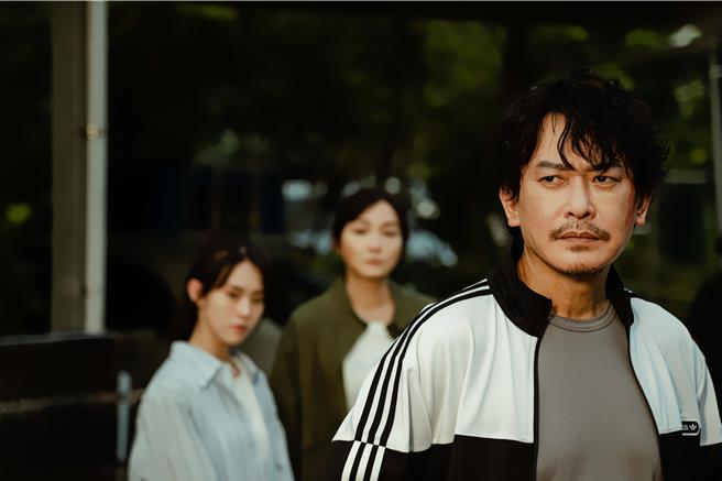 王識賢（右）坦言當俠醫很困難。（東森提供）