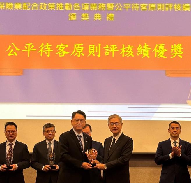 明台产险后勤支援本部副总经理李志昌（左）代表领奖。图／明台产险提供