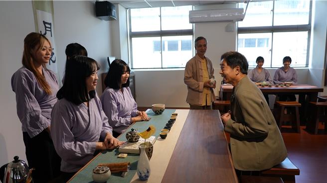 协和陶瓷（瓷林）公司的创办人林光清（右）倾一生做陶瓷，2000年时旗下的品牌诺贝尔磁砖在中国大放异彩，如今知名企业大部分的陶瓷产品皆出自其手。（新北市莺歌工商提供／刘玮晴新北传真）