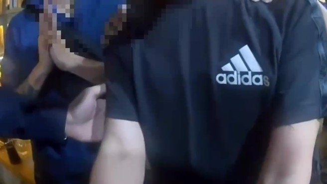 警方立即将闹事的2人依伤害、毁损等罪嫌移送法办。（翻摄画面）