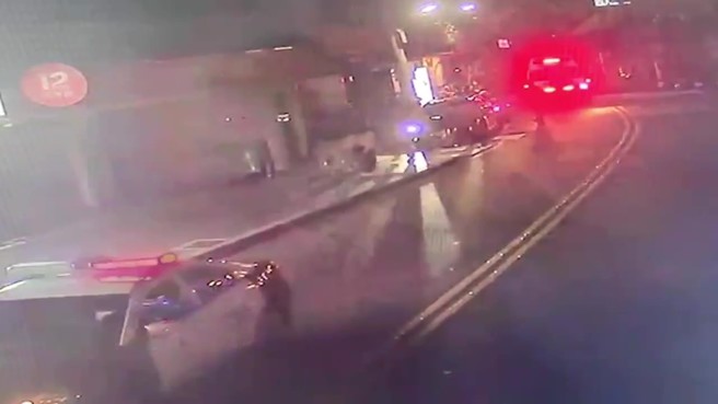 警方获报到场，并通知救护车将受伤的员警送医。（翻摄画面）