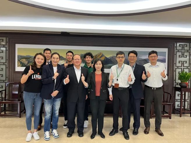 今天中华民国篮球协会副理事长陈国恩于，偕同社团法人臺湾顶级职业篮球大联盟（T1联盟）会长钱薇娟、秘书长王志群、常务监事黄芯玫、台啤永丰云豹球队营运长顏行书、队长蒋淯安等人也一同至桃检拜访。（图／桃检提供）