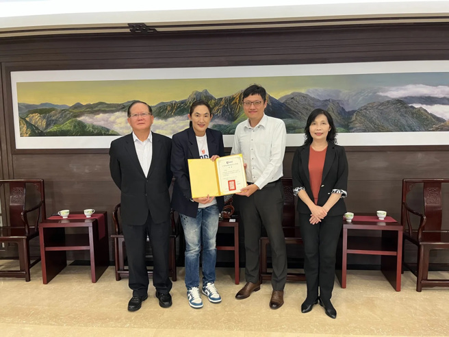 今天中华民国篮球协会副理事长陈国恩于，偕同社团法人臺湾顶级职业篮球大联盟（T1联盟）会长钱薇娟、秘书长王志群、常务监事黄芯玫、台啤永丰云豹球队营运长顏行书、队长蒋淯安等人也一同至桃检拜访。（图／桃检提供）