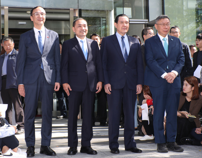 针对2024总统大选在野整合事宜，在野蓝白领袖国民党主席朱立伦（左起）、侯友宜及柯文哲（右一）15日进行双边对谈，并请前总统马英九（右二）当见证。（资料照，郑任南摄）