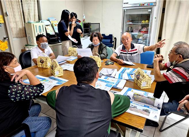 南台湾马拉松盛事「2023高雄富邦马拉松」全马赛事将于26日登场，高市府运发局特别针对受赛事封路影响区域举办公民座谈会，落实社会沟通，争取市民体谅与支持。（高市府运发局提供／洪浩轩高雄传真）