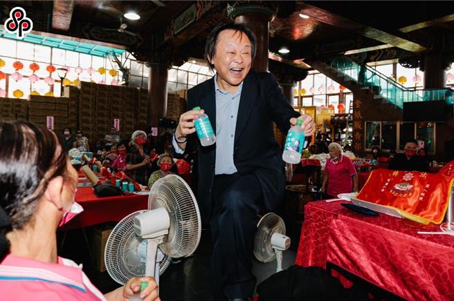 头号柯黑、号称「柯学家」的民进党台北市立委参选人王世坚认为，以民眾党总统参选人柯文哲的聪明才智，15日的行为是在测风向、试水温，呼吁他不要背弃支持者、幕僚的期待。(本报资料照片)