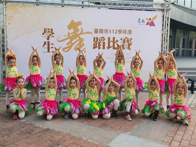 低年级学生以小种子荣获国小团体乙组儿童舞特优冠军。（红瓦厝国小提供／曹婷婷台南传真）