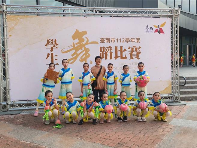 三年级学生以小署戏桃书中乐荣获国小B团体乙组特优冠军。（红瓦厝国小提供／曹婷婷台南传真）