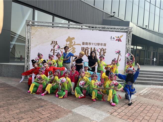 四年级学生以粉墨登场荣获国小B团体乙组古典舞特优冠军。（红瓦厝国小提供／曹婷婷台南传真）