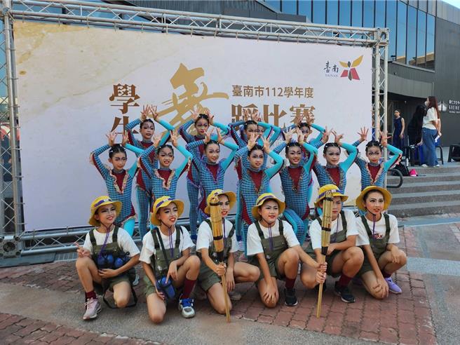 高年级学生以丛林危机荣获国小B团体乙组现代舞特优冠军。（红瓦厝国小提供／曹婷婷台南传真）