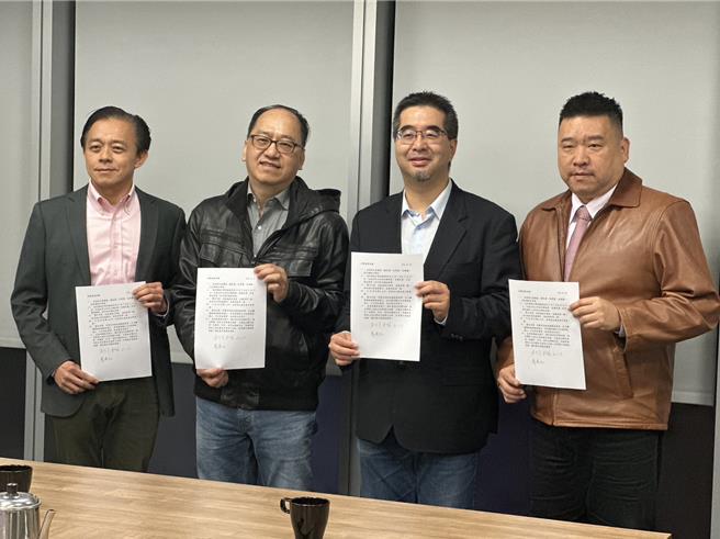 蓝白合结果明揭晓，今晚国民党、前总统马英九推派的文化大学新闻系教授庄伯仲、政治大学政治系主任陈陆辉，以民眾党推派的求真民调公司总经理关智宇，三位民调专家于马英九基金会展开协商会除三名代表，马英九基金会执行长萧旭岑也在场见证。四人合照也曝光。（民眾党提供／杨亚璇台北传真）