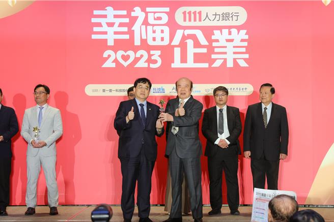 新光医院荣获1111人力银行票选2023幸福企业金奖，由1111人力银行总裁林文雄颁发奖座，洪子仁副院长代表接受表扬。（新光医院提供／林周义台北传真）