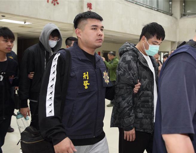 SBL職籃簽賭案持續延燒，士林地檢署17日擴大搜索、約談裕隆教練、球員、球團人員多人到案，其中前助理教練邱繼緯（右一）等人經刑事局訊問後，晚間送往士檢複訊。（張鎧乙攝）