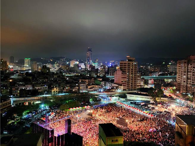 基隆市长谢国梁对于蓝白合结果相当期待，并举出去年其竞选基隆市长，民眾党没派候选人帮助他胜选的默契，希望蓝白能合作赢得胜选，政党轮替。图为谢国梁去年选举造势，现场人数爆满达2万人。（摘自谢国梁脸书／徐佑升基隆传真）