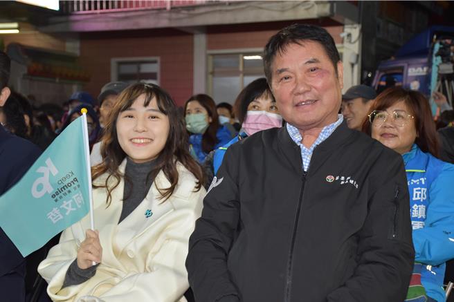 民眾黨主席柯文哲17日晚間在苗栗市玉清宮廟口開講，苗栗縣長鍾東錦與柯粉女兒鍾可可一起到場歡迎。（謝明俊攝）