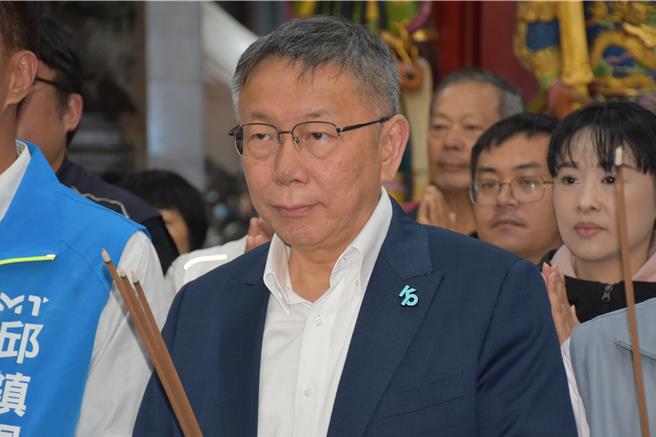 民眾黨主席柯文哲17日晚間在苗栗市玉清宮廟口開講，對苗栗縣長鍾東錦提問強調要修改中央與地方財政畫分法。（謝明俊攝）